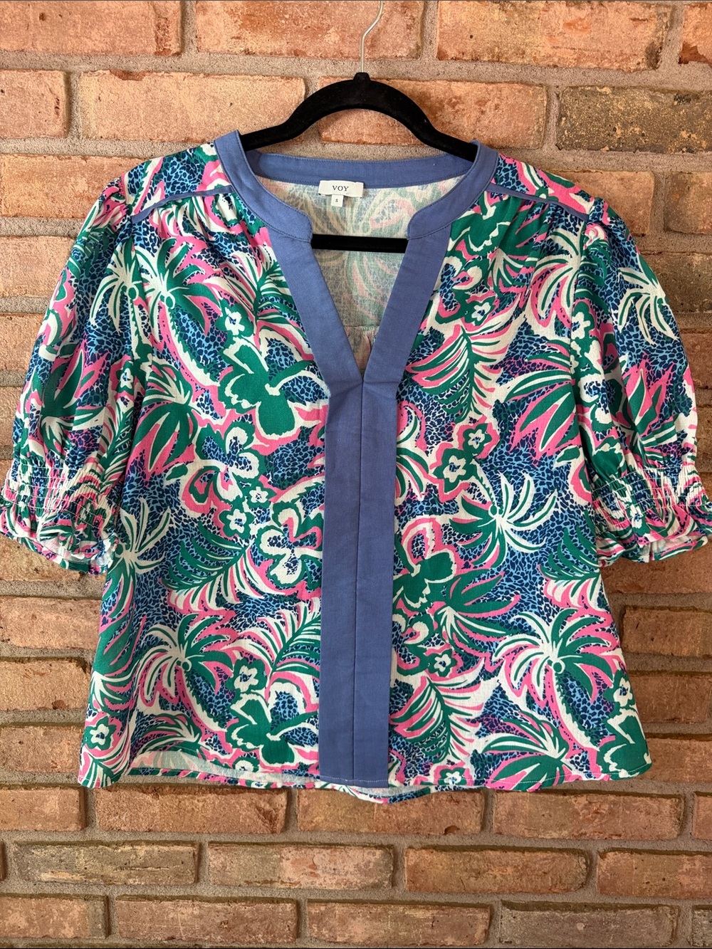 Voy Floral Print Split-Neck Blouse in Teal & Pink